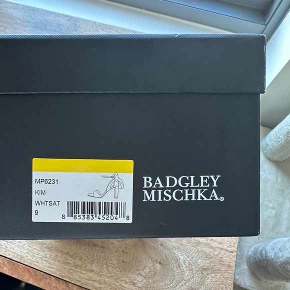 Badgley Mischka White heels - Picture 5 of 6